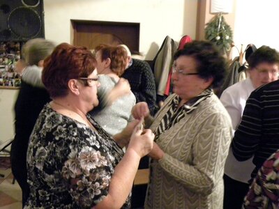 6  Uczestnicy przełamali sie opłatkirem. 